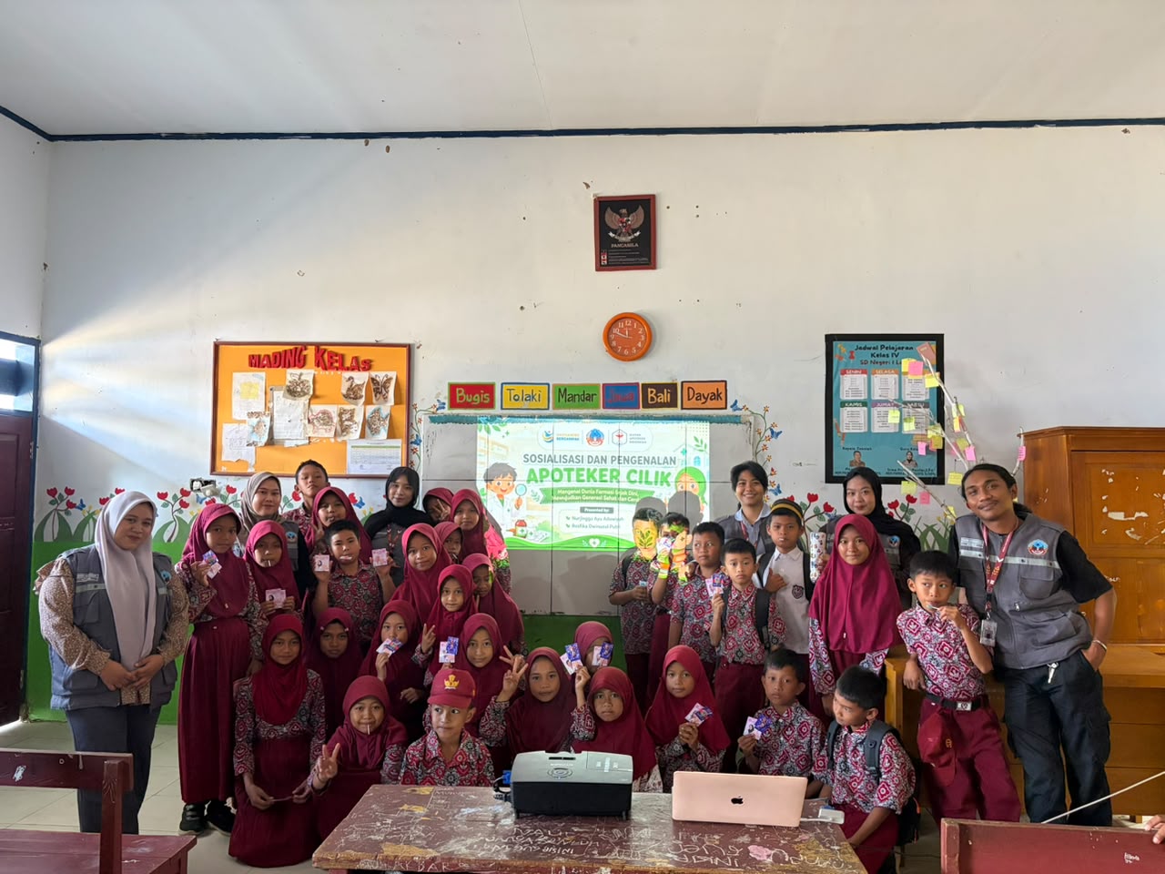 Mahasiswa Farmasi KKN Reguler USN Kolaka Kenalkan Apoteker Cilik (APOCIL) di SD Negeri 1 Loka
