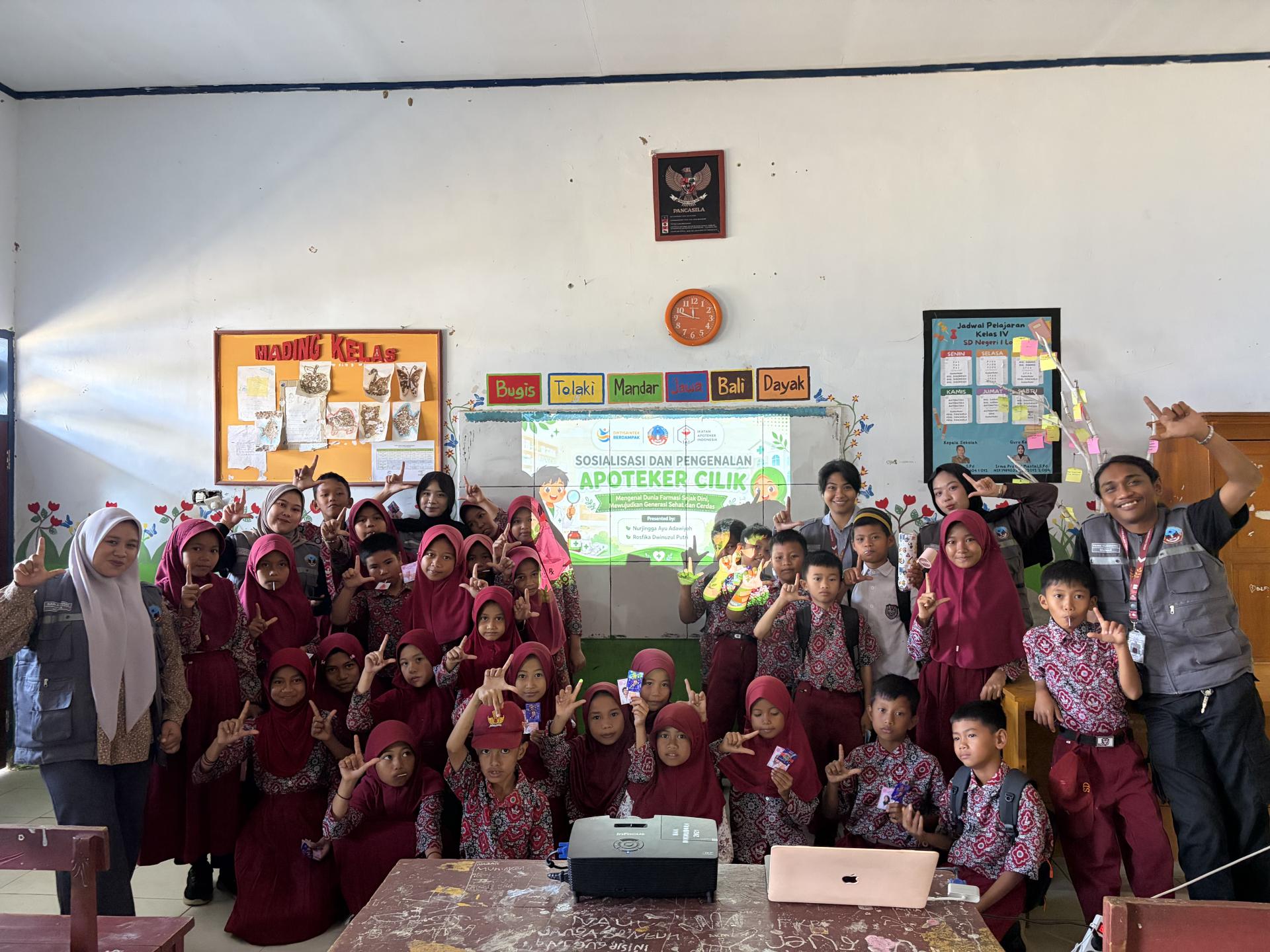 Mahasiswa Farmasi KKN Reguler USN Kolaka Kenalkan Apoteker Cilik (APOCIL) di SD Negeri 1 Loka