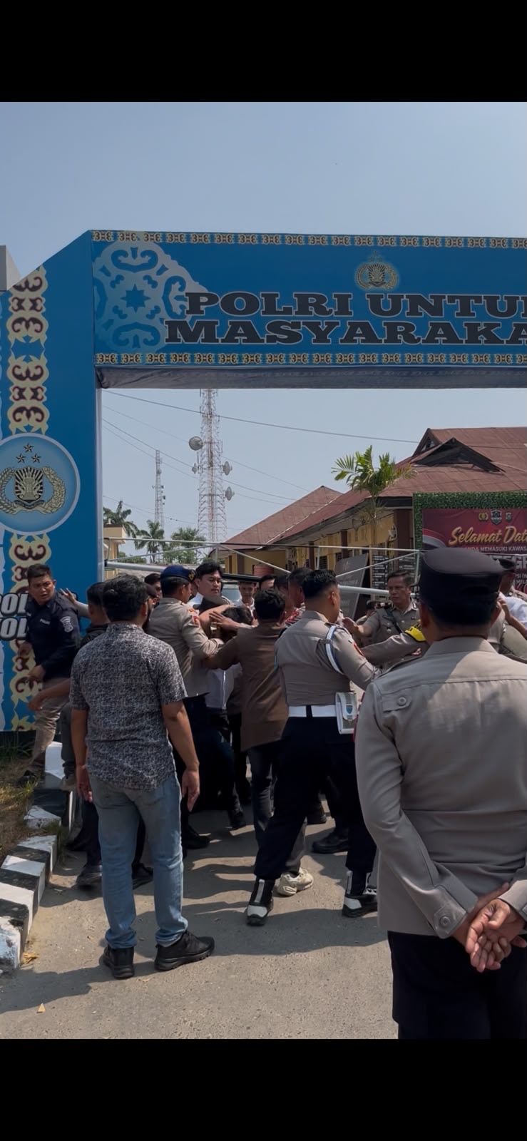 Demo Penahanan Kendaraan di Polres Kolaka Berakhir Ricuh, Oknum Polisi Diduga Keroyok Massa Aksi